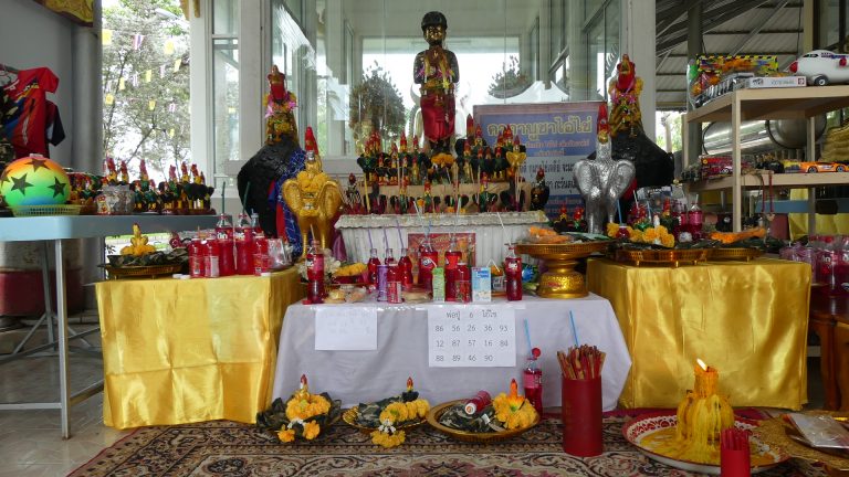 ท่องเที่ยวไหว้พระชมอุโบสถสีเงิน ที่วัดดอนใหญ่ จ.ปทุมธานี