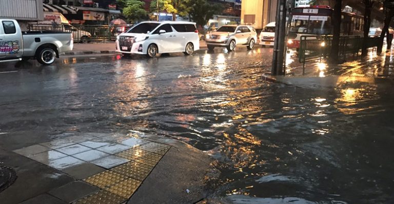 ประมวลภาพ! ฝนถล่มกรุงน้ำท่วมขังหลายจุด รถติดยาว