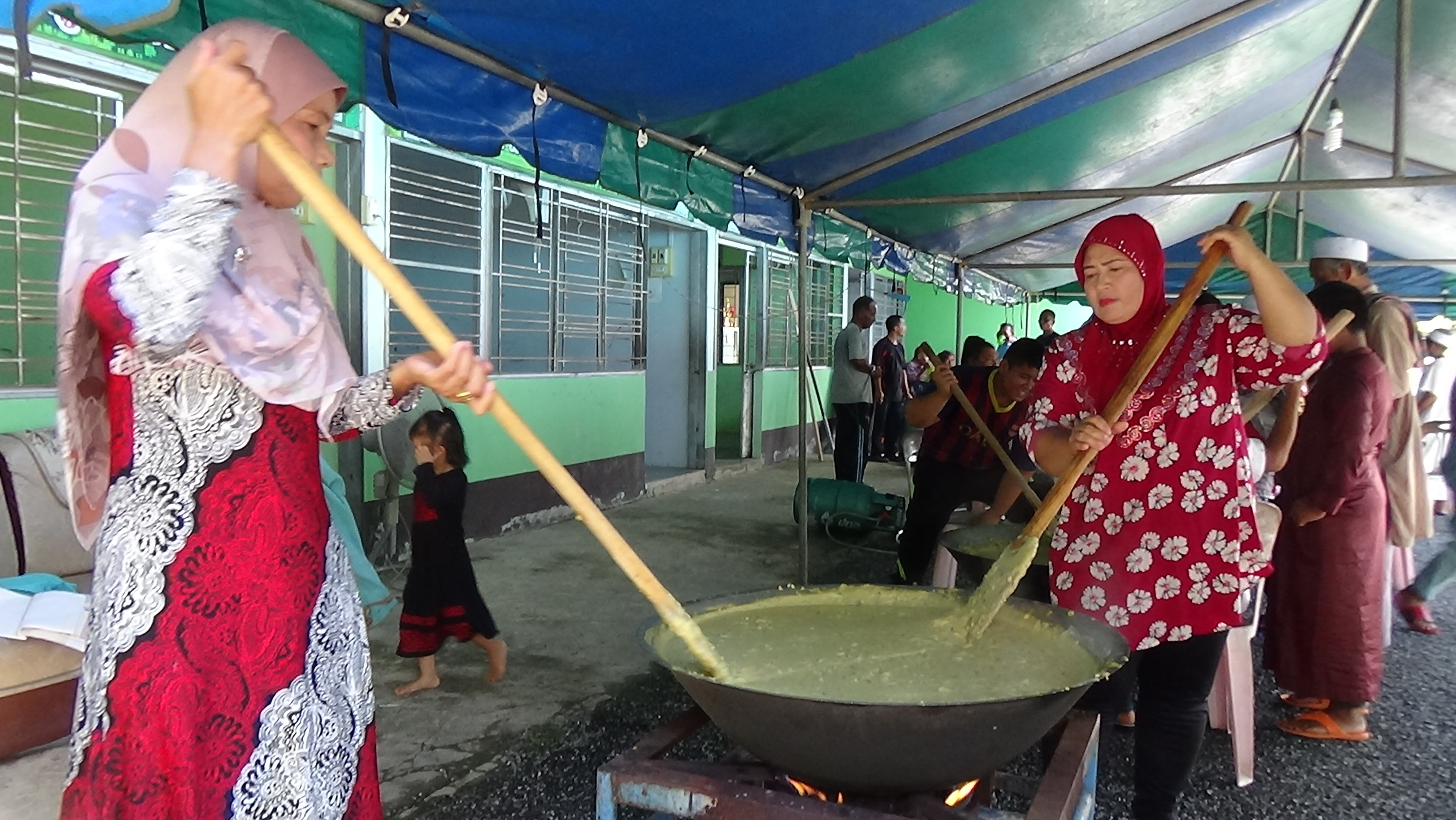 เยาวชนร่วมสืบสานการกวนขนมอาซูรอ 1 ปี มีกินแค่ครั้งเดียว
