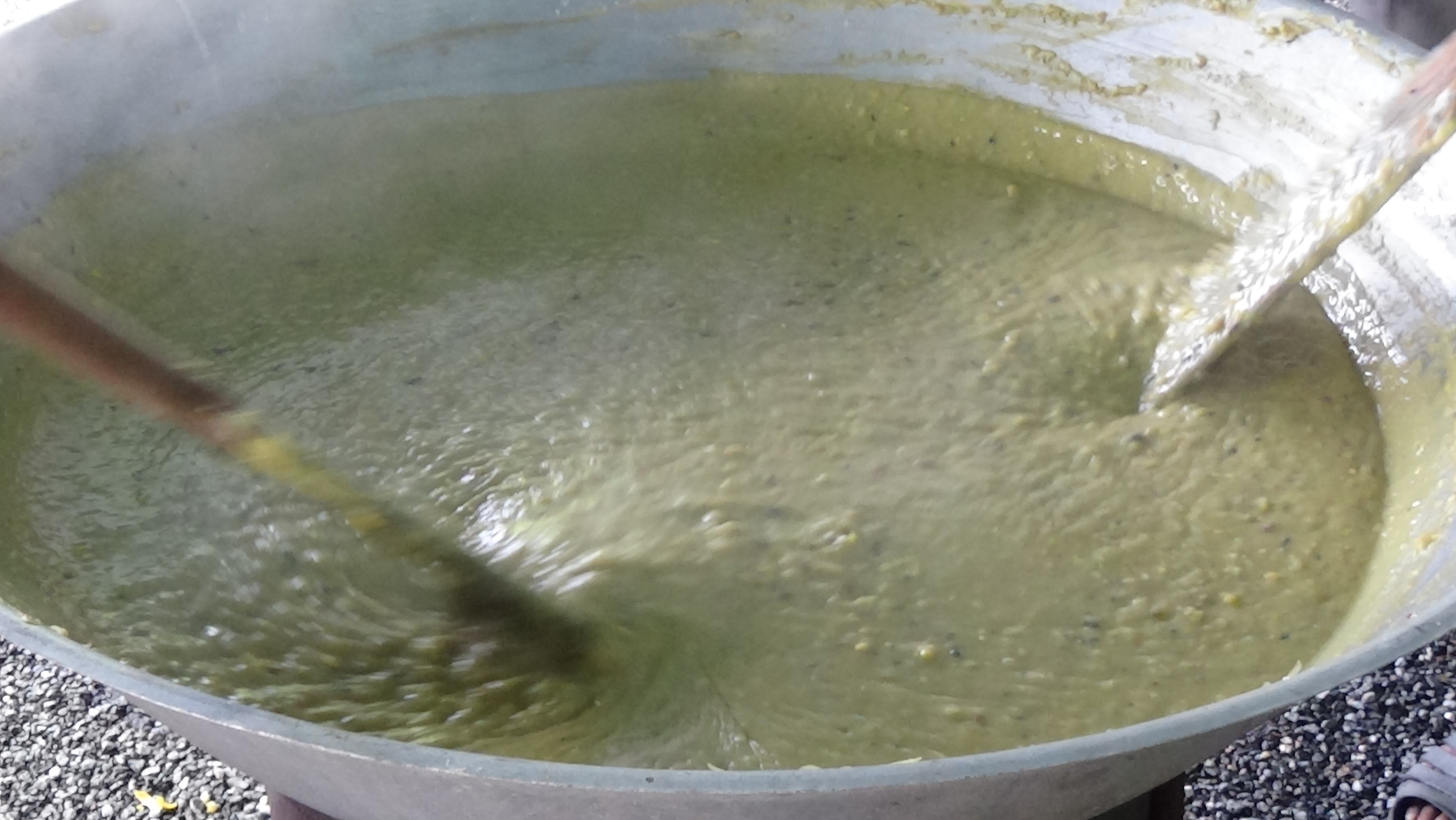 เยาวชนร่วมสืบสานการกวนขนมอาซูรอ 1 ปี มีกินแค่ครั้งเดียว