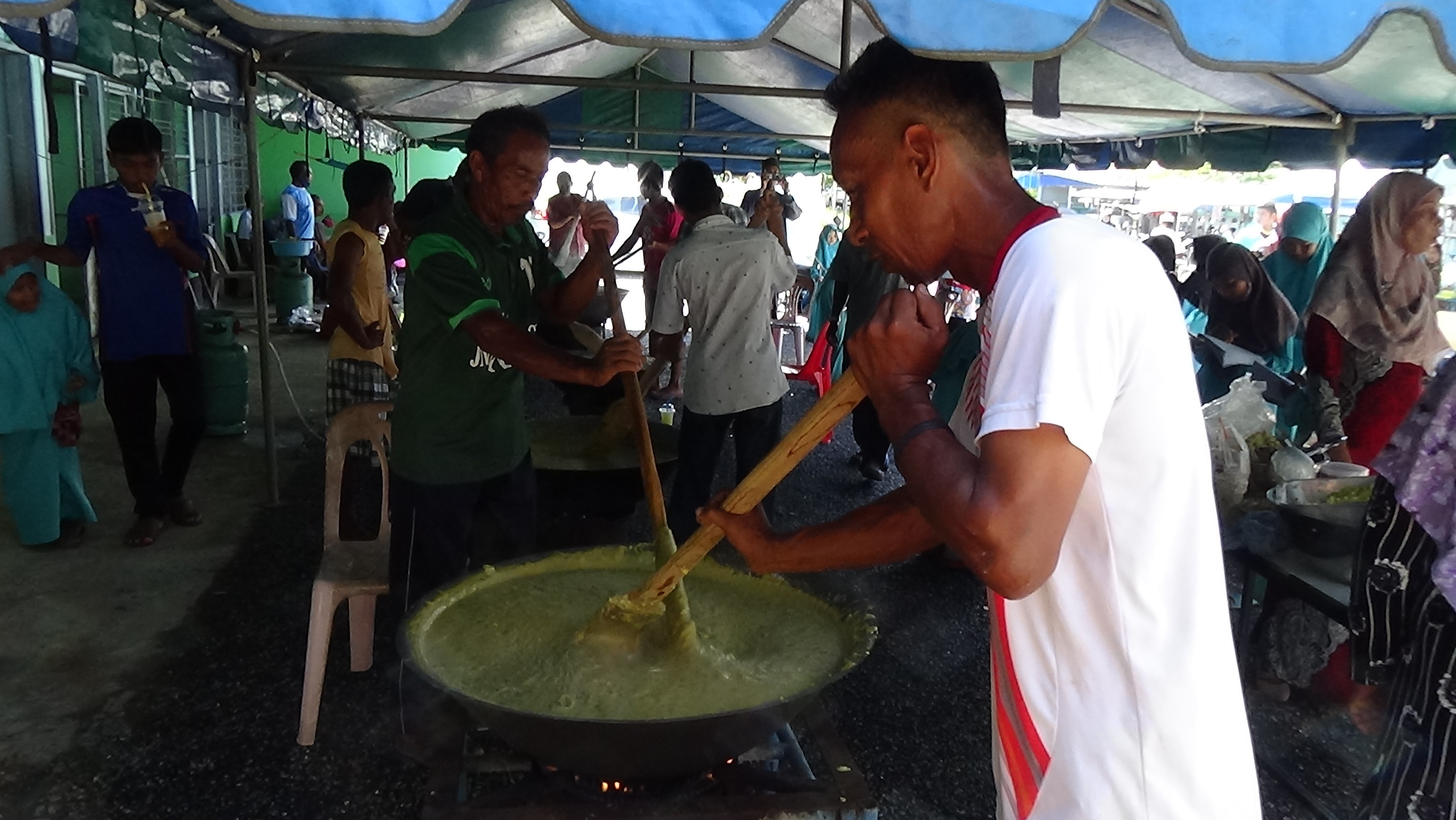 เยาวชนร่วมสืบสานการกวนขนมอาซูรอ 1 ปี มีกินแค่ครั้งเดียว
