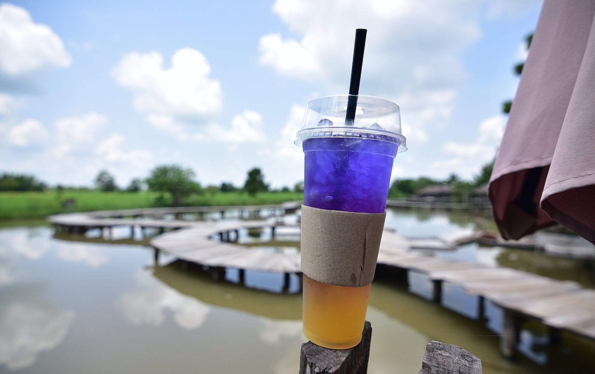 เที่ยวชมสะพานไม้กลางน้ำ ดื่มกาแฟชมวิว แถมได้ร่วมทำบุญ