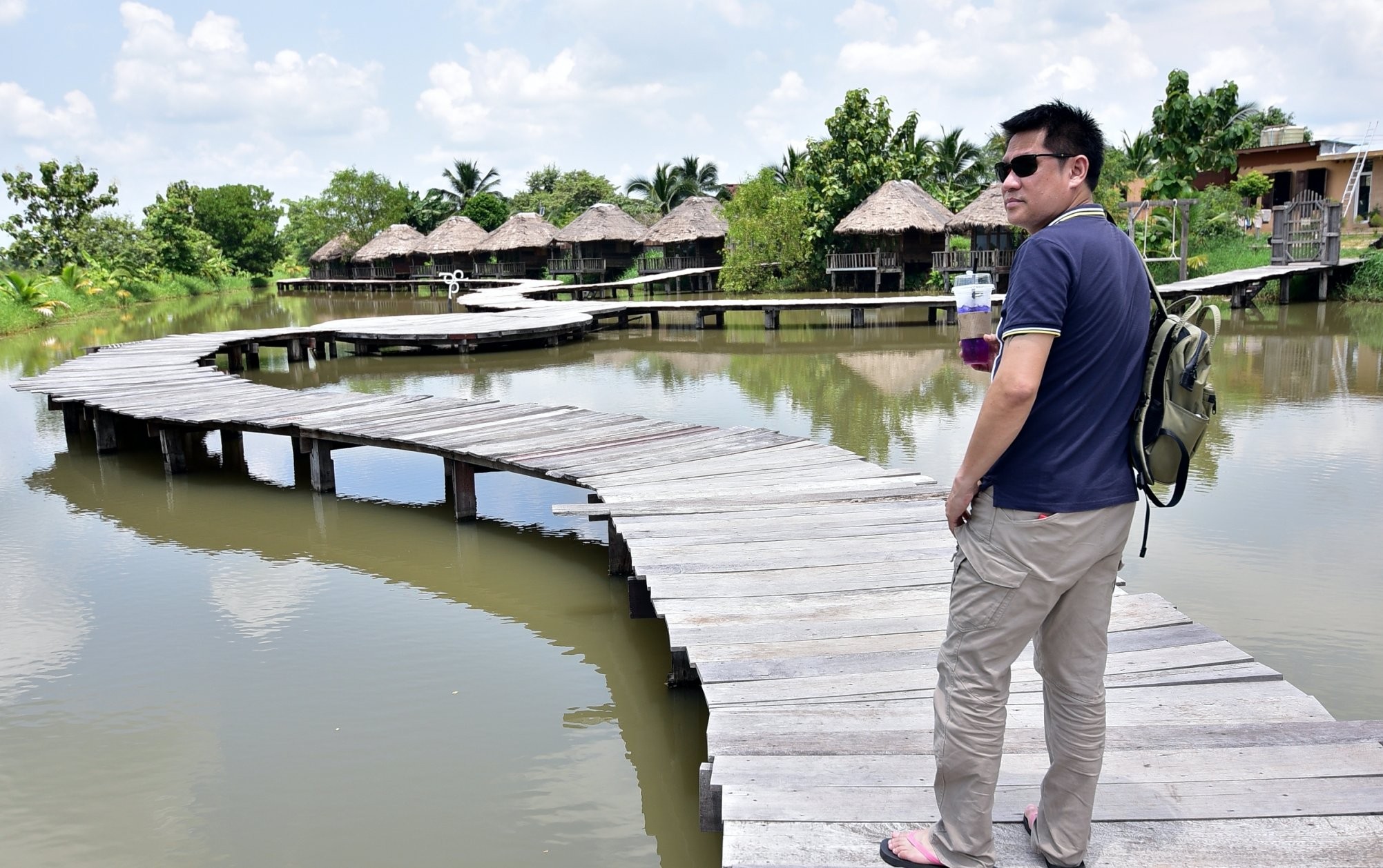 เที่ยวชมสะพานไม้กลางน้ำ ดื่มกาแฟชมวิว แถมได้ร่วมทำบุญ