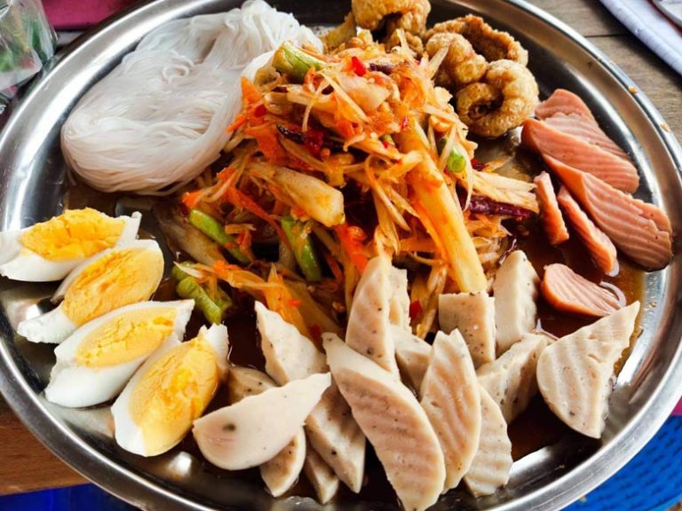 อาหารหลักร้อยวิวหลักล้าน ส้มตำแซ่บนัว นั่งแพชมวิวทะเลสาปห้วยระไซร์