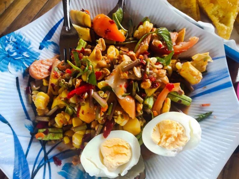 อาหารหลักร้อยวิวหลักล้าน ส้มตำแซ่บนัว นั่งแพชมวิวทะเลสาปห้วยระไซร์