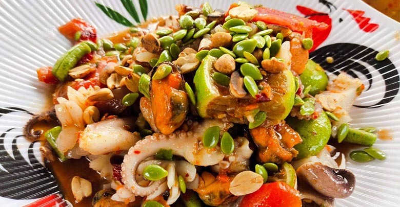 อาหารหลักร้อยวิวหลักล้าน ส้มตำแซ่บนัว นั่งแพชมวิวทะเลสาปห้วยระไซร์