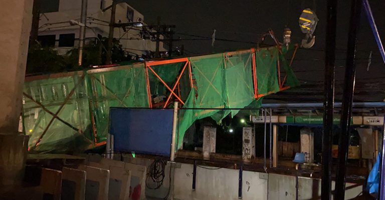 ระทึกกลางดึก นั่งร้านก่อสร้างรถไฟฟ้าล้มพาดสายไฟหัก 2 ต้น