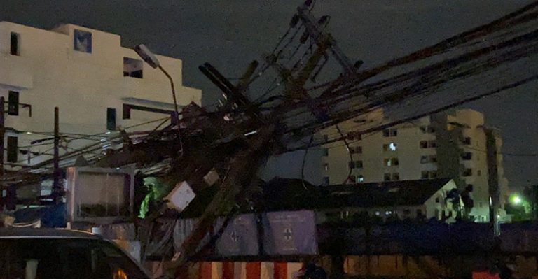 ระทึกกลางดึก นั่งร้านก่อสร้างรถไฟฟ้าล้มพาดสายไฟหัก 2 ต้น