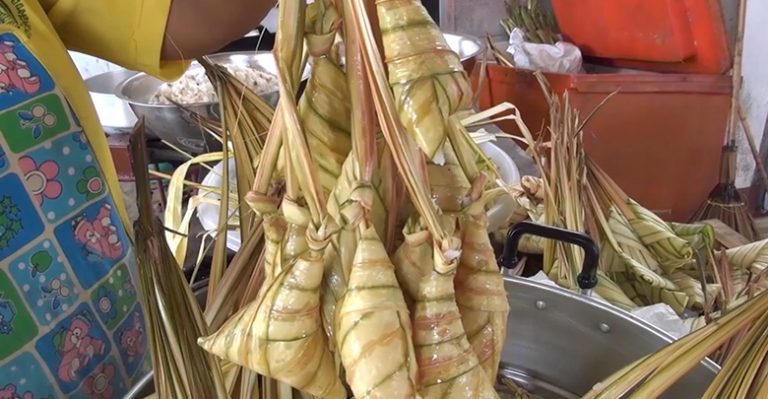ปีล่ะครั้ง! ข้าวต้มพวงแขวนเรือพระ วันออกพรรษา