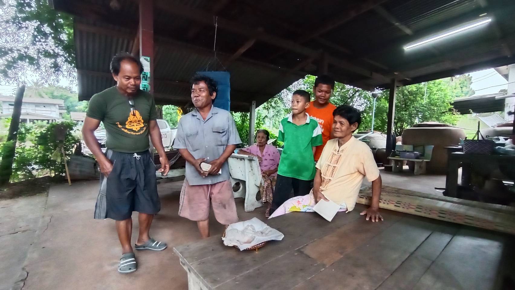 เทวดาเข้าฝัน! ก่อนพบลูกหมูประหลาดมี 8 ขา เชื่อเป็นลูกหมูให้โชค