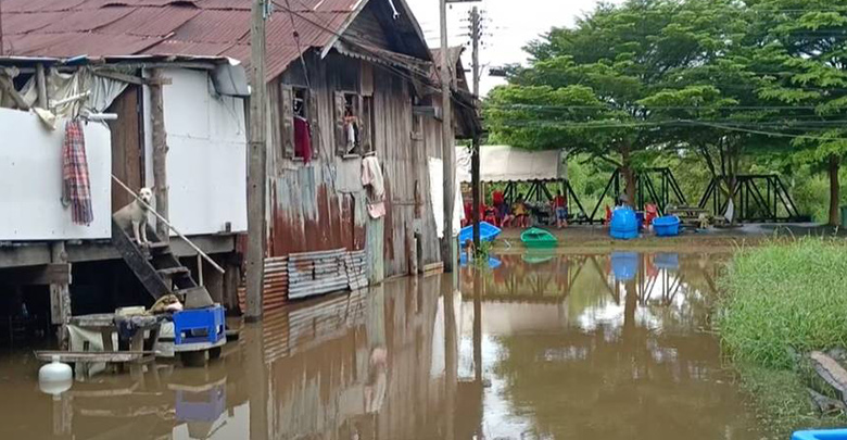 สถานการณ์น้ำท่วมกบินทร์บุรี ขยายวงกว้างท่วมแล้ว 2 โรงเรียน