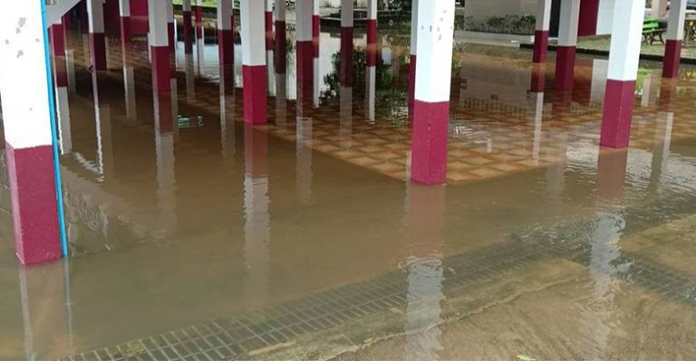 สถานการณ์น้ำท่วมกบินทร์บุรี ขยายวงกว้างท่วมแล้ว 2 โรงเรียน