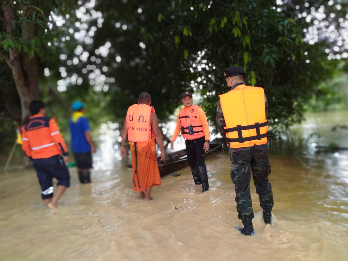 ลำบากหนัก! น้ำท่วมสำนักสงฆ์ พระ-เณรติดเกาะ ออกบิณฑบาตไม่ได้