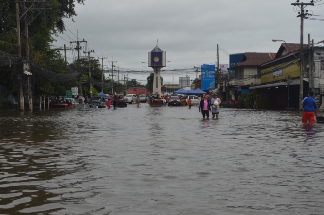 น้ำท่วมอรัญประเทศยังทรงตัว สูงสุดเกือบ 2 เมตร