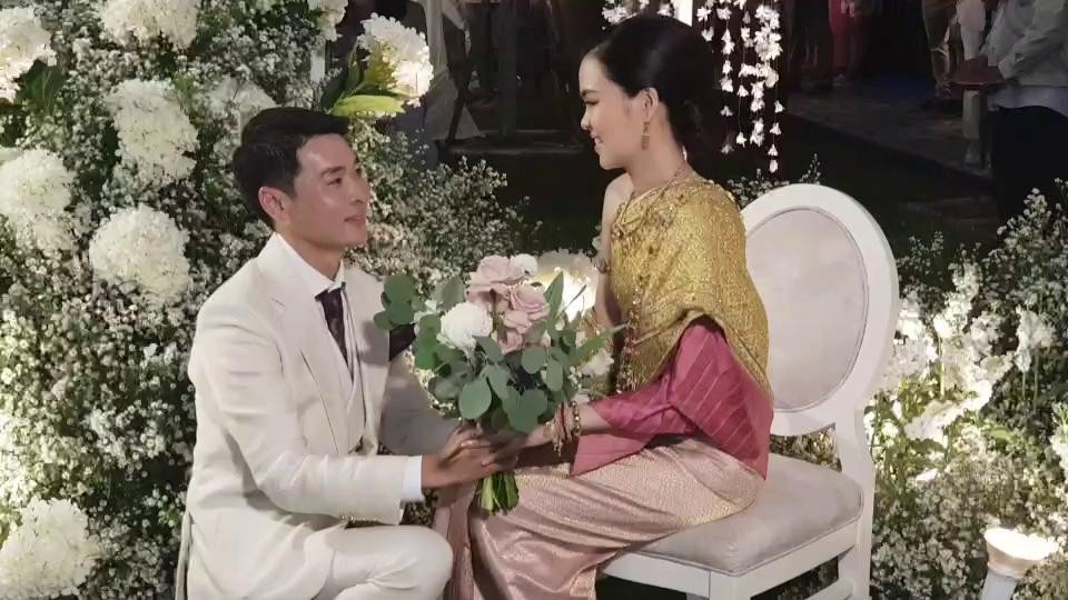เล่นเอาเหงื่อตก! เจ้าบ่าวขนเงินล้าน แจกซองกั้นสินสอด 290 ประตู