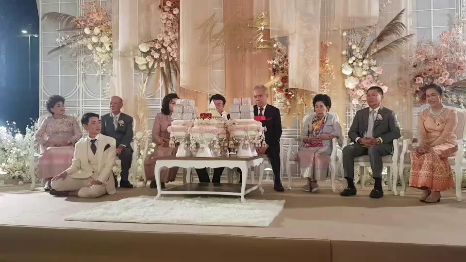 เล่นเอาเหงื่อตก! เจ้าบ่าวขนเงินล้าน แจกซองกั้นสินสอด 290 ประตู