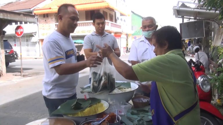 ข้าวเหนียวหน้าแกงกุ้งสูตรโบราณ มาช้าอดนะจ๊ะ