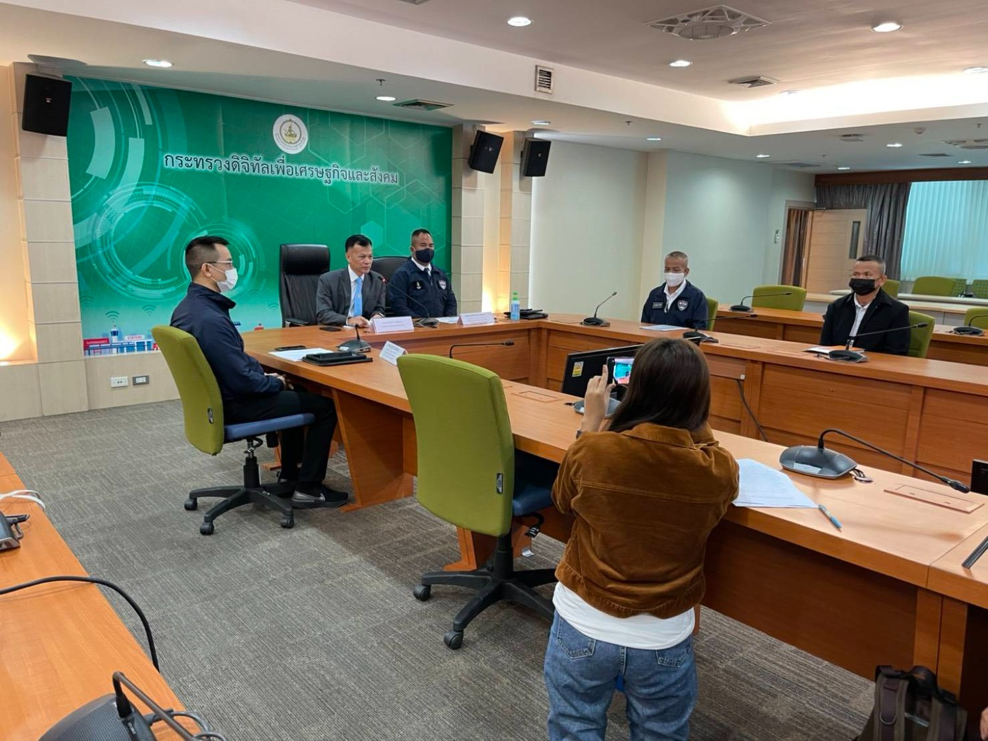 สำนักงานตำรวจแห่งชาติและกระทรวงดิจิตอลฯ  บุก! ตรวจสอบการกระทำความผิดเสนอข่าวเท็จ