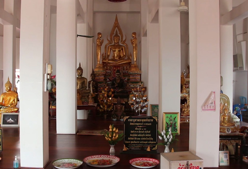 ด้วยแรงศรัทธา ขึ้นบันได 1,049 ชั้น สักการะวัดหลวงพ่อขาว
