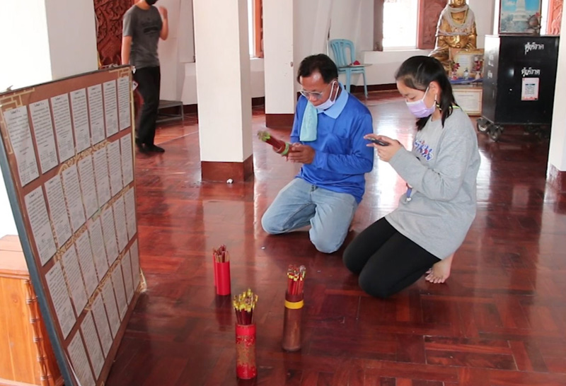 ด้วยแรงศรัทธา ขึ้นบันได 1,049 ชั้น สักการะวัดหลวงพ่อขาว