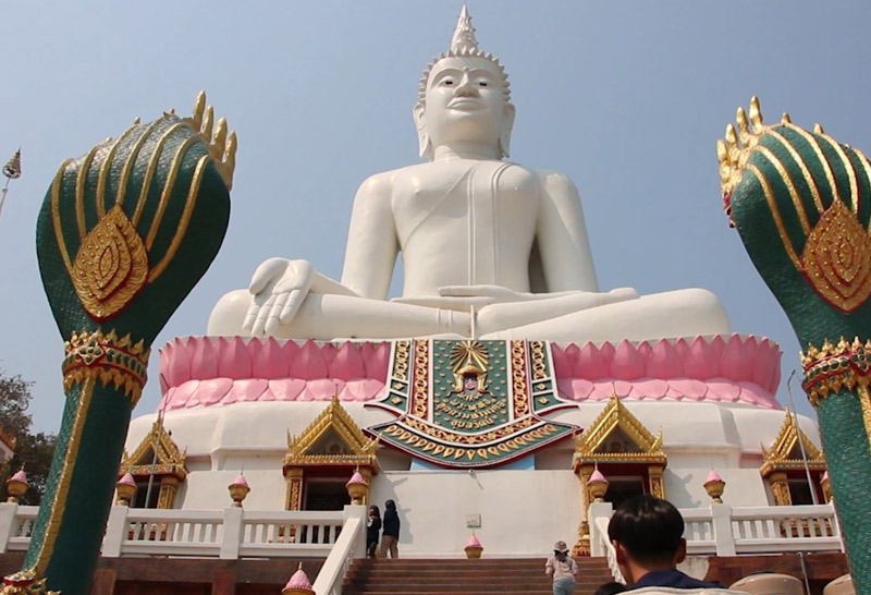 ด้วยแรงศรัทธา ขึ้นบันได 1,049 ชั้น สักการะวัดหลวงพ่อขาว