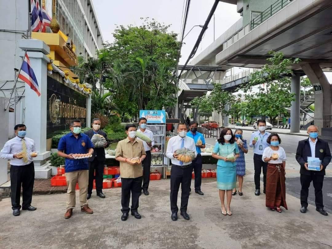 กรมส่งเสริมการเกษตร ร่วมเป็นส่วนเล็กๆ ในสังคม ปันน้ำใจ ผ่านตู้ปันสุข