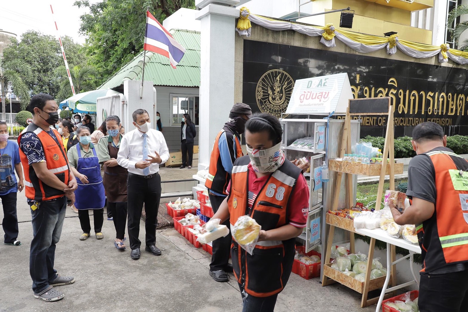 กรมส่งเสริมการเกษตร ร่วมเป็นส่วนเล็กๆ ในสังคม ปันน้ำใจ ผ่านตู้ปันสุข