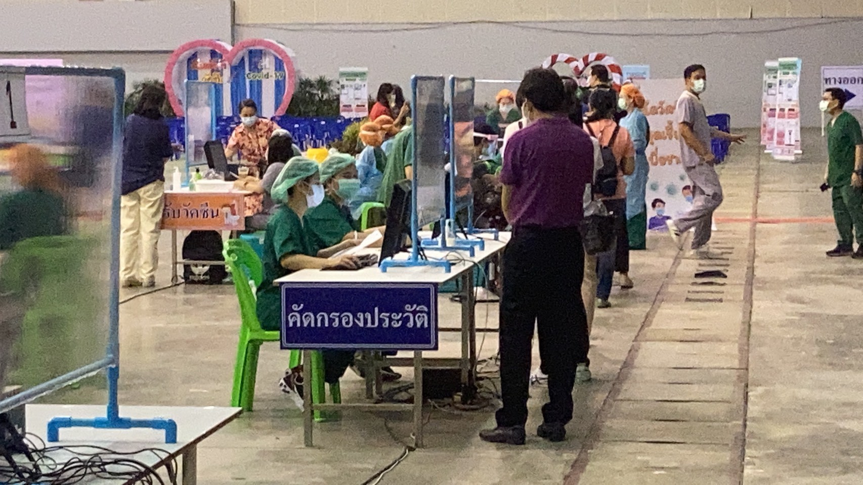คึกคัก! เริ่มวันแรก บริการฉีดวัคซีนเมืองพัทยา-อ.บางละมุง ประชาชนผู้มีสิทธิ์แห่รับวัคซีน