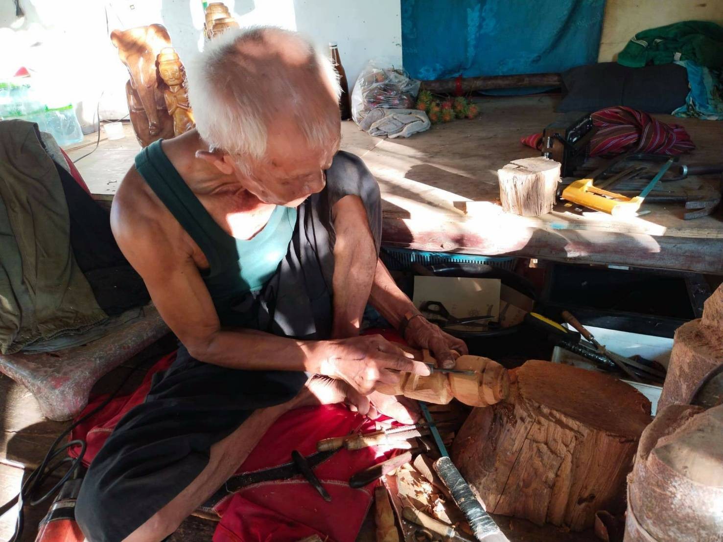 ลุงวัย74 ปี ป่วยอัมพฤกษ์ แกะสลักไม้ขนุนหาเลี้ยงชีพ