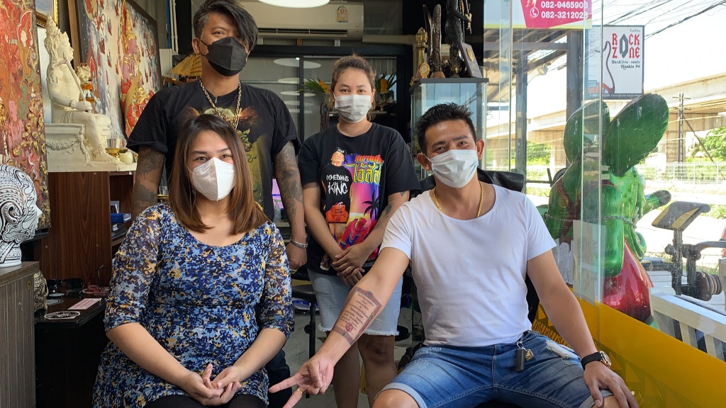 พ่อบ้านใจกล้าสักใบทะเบียนสมรสที่แขน ได้ใจภรรยาทั้งประเทศ