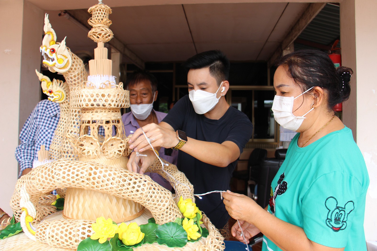 ไอเดียแจ่ม ใช้เครื่องจักสานทํากระทงสวยงามน่าทึ่ง