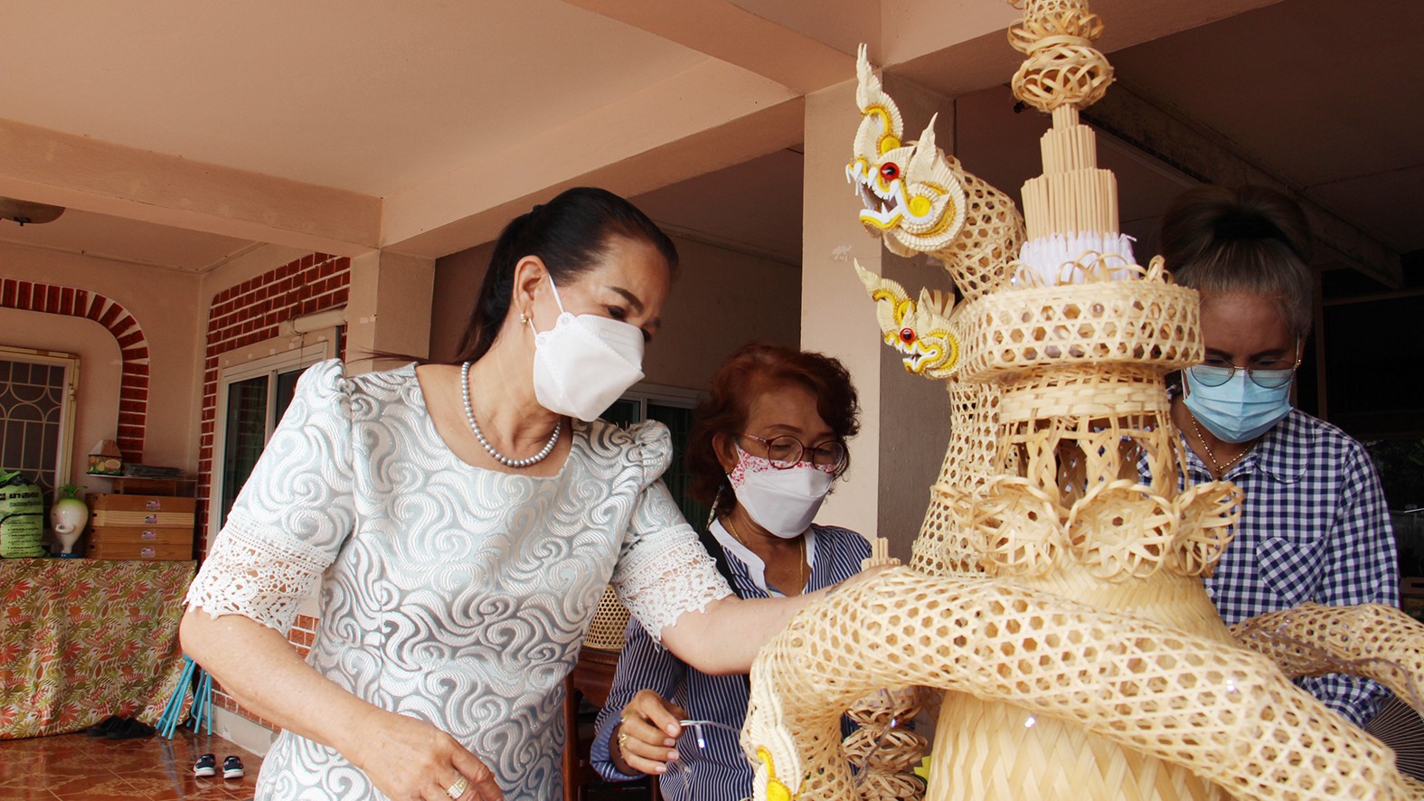 ไอเดียแจ่ม ใช้เครื่องจักสานทํากระทงสวยงามน่าทึ่ง