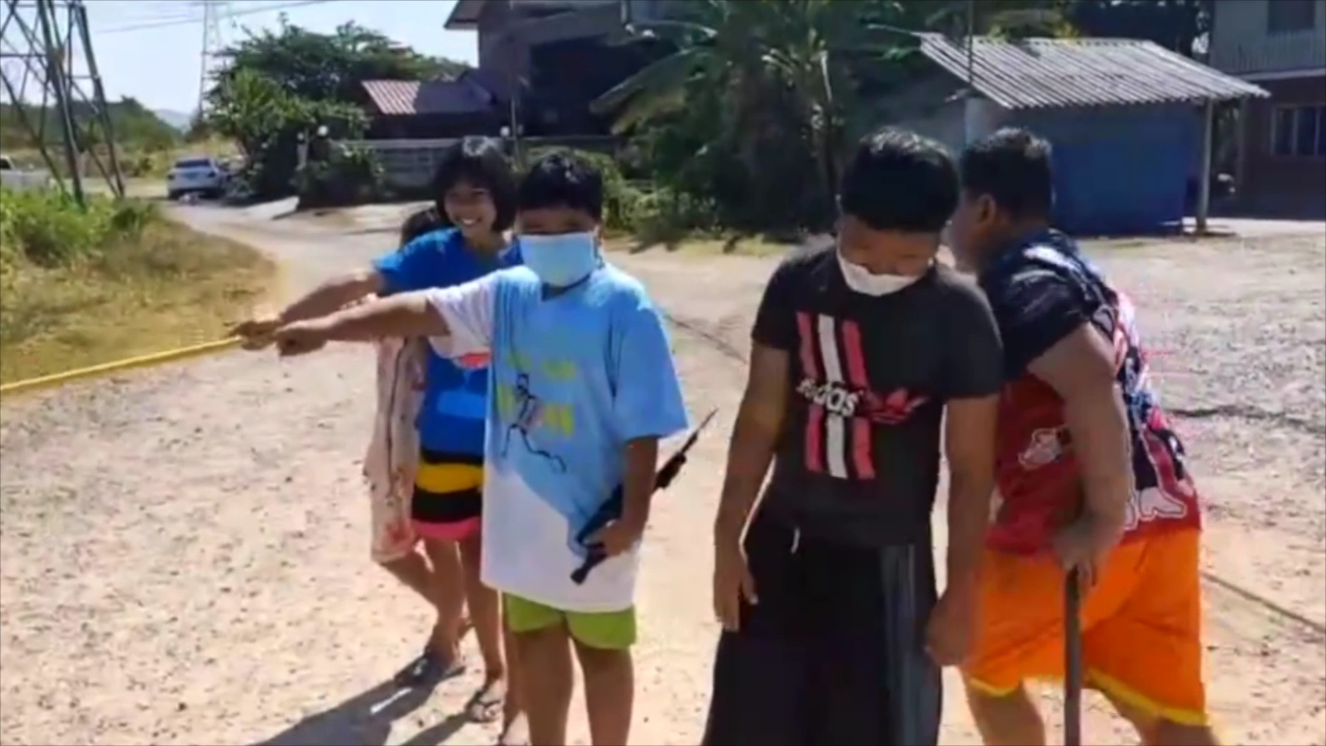เอ็งมาไง! ตัวใหญ่มาก โผล่สนามเด็กเล่น มีกระเจิง(ชมคลิป)