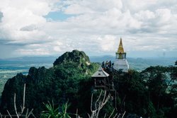 Unseen Thailand ชมวิวทิวทัศน์แบบ 360 องศาบนยอดเขา วิมานลอยฟ้า  กับ วัดพระบาทปู่ผาแดง อำเภอแจ้ห่ม จ.ลำปาง