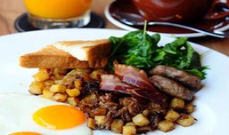 ไปนั่งเล่นเพลินๆ ละเลียดกาแฟรสชาติดีๆ ซักแก้ว Roast Coffee & Eatery