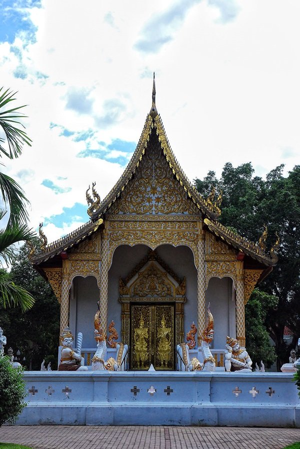 ยลเสน่ห์ " 8 วัด สไตล์ล้านนา "