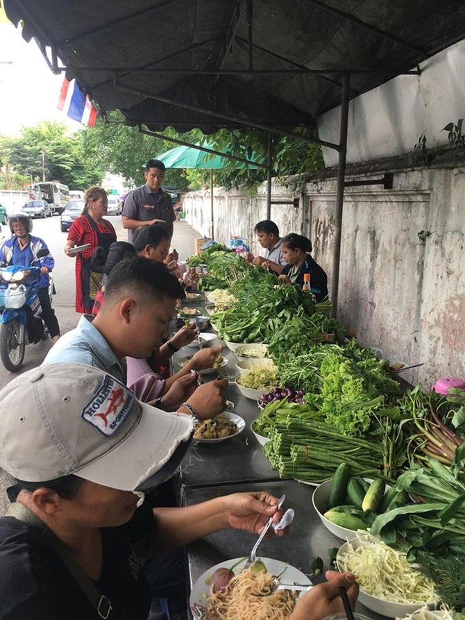 39453446_2101615963437521_580