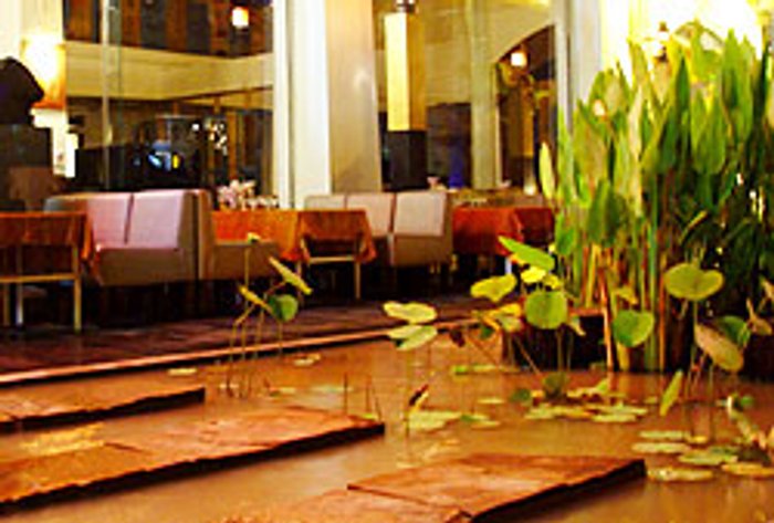 ส้มซ่าพาท่องราตรีที่ร้านสุดฮิต สองสลึง ซอยทองหล่อ