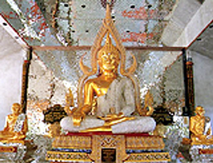 พระพุทธรูปประดับเพชรและหุ่นพระเกจิ