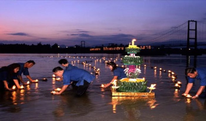 งานประเพณีลอยกระทงสาย ไหลประทีป 1,000 ดวง จังหวัดตาก