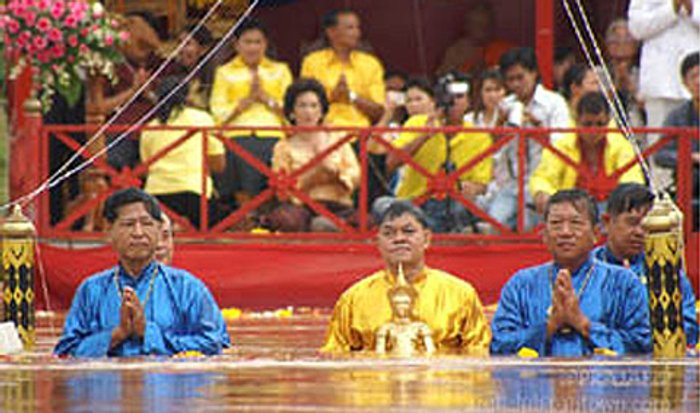 งานประเพณีอุ้มพระดำน้ำ เพชรบูรณ์