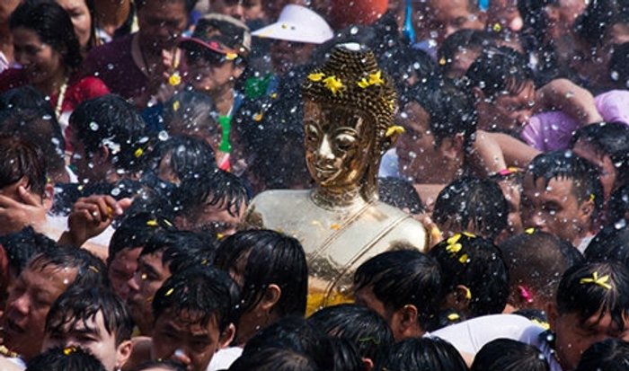 สมโภชสรงน้ำหลวงพ่อพระใส วันปีใหม่ไทย