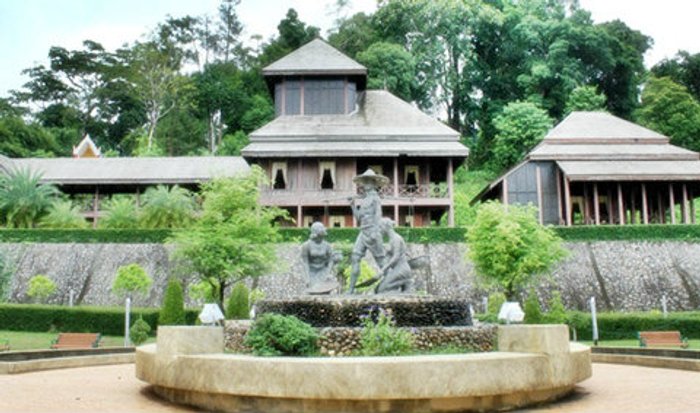 ระนองเมืองฝนแปดแดดสี่