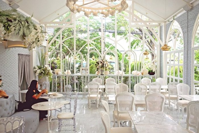 'Cafe Reverie' คาเฟ่แสนสวย สไตล์เจ้าหญิง R&B 'ลิเดีย ศรัณญ์รัชต์'