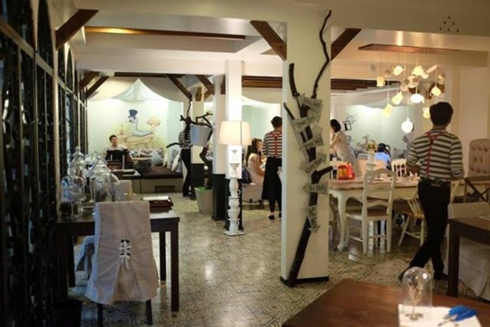 ผจญภัยดินแดนมหัศจรรย์กับร้านหลุดโลก 'The Hatter' ใจกลางอโศก