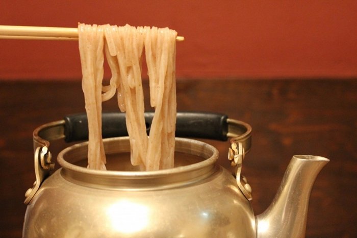 กินอุด้งจากกาน้ำร้อน "ซึโบระอุด้ง" จากร้านอากะโจโคะเบะ ฮากาตะ