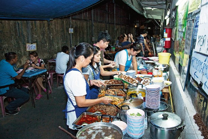 ข้าวแกง 5 บาท!! ปากซอยลาดหญ้า 9