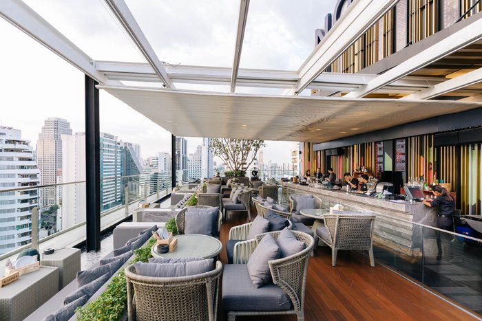 ชมแสงสียามค่ำคืน พร้อมจิบค็อกเทลบนรูฟท็อปบาร์ Sky on 20