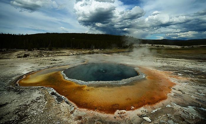 ความสวยงามที่น่ากลัวของแอ่งน้ำร้อนในอุทยานฯ เยลโลว์สโตน