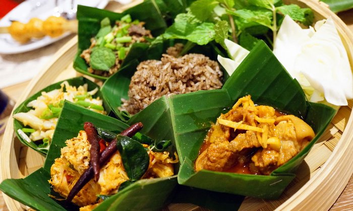 ชุ้งชิ้งชวนกิน! ตอนอาหารสตรีทฟู้ดและอาหารไทย 4 ภาค เค้ารวบรวมเอาไว้ที่นี่ที่เดียวเลย! Eathai @Central Embassy ห้ามพลาดด้วยประการทั้งปวงฮะ! by #ChingCanCook